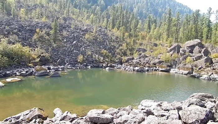 Каменный залив на Телецком озере